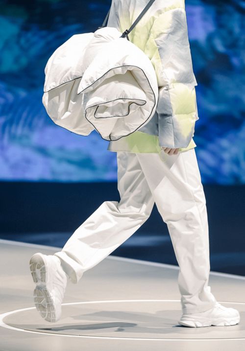 聯(lián)名 跨界 創(chuàng)新設(shè)計(jì)羽絨 gxg首發(fā)羽絨行業(yè)超級品類